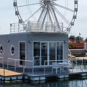 Botel House Boat ****